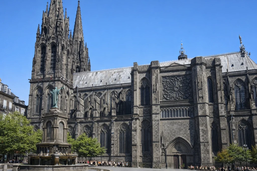 Cathédrale de Clermont-Ferrand en pierre de volvic