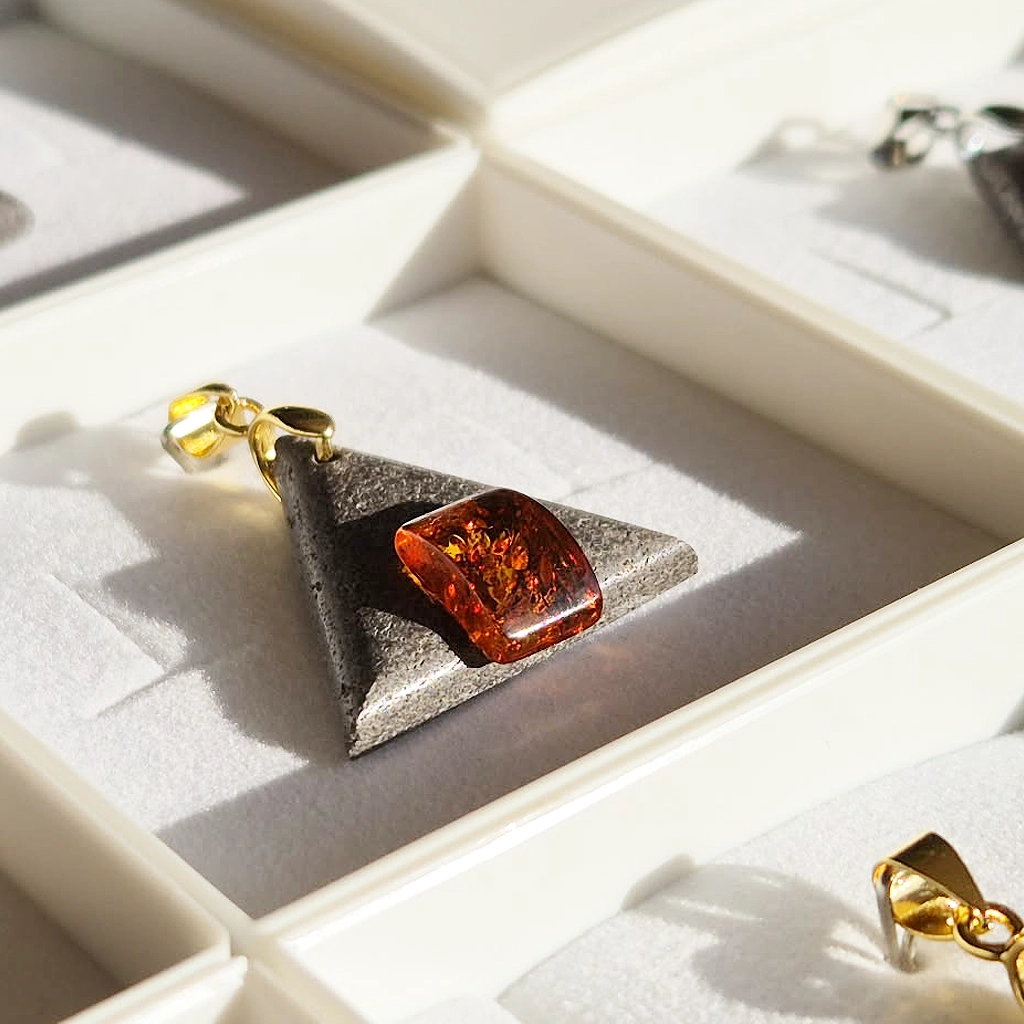 Pendentif Larmes de Volcans en ambre